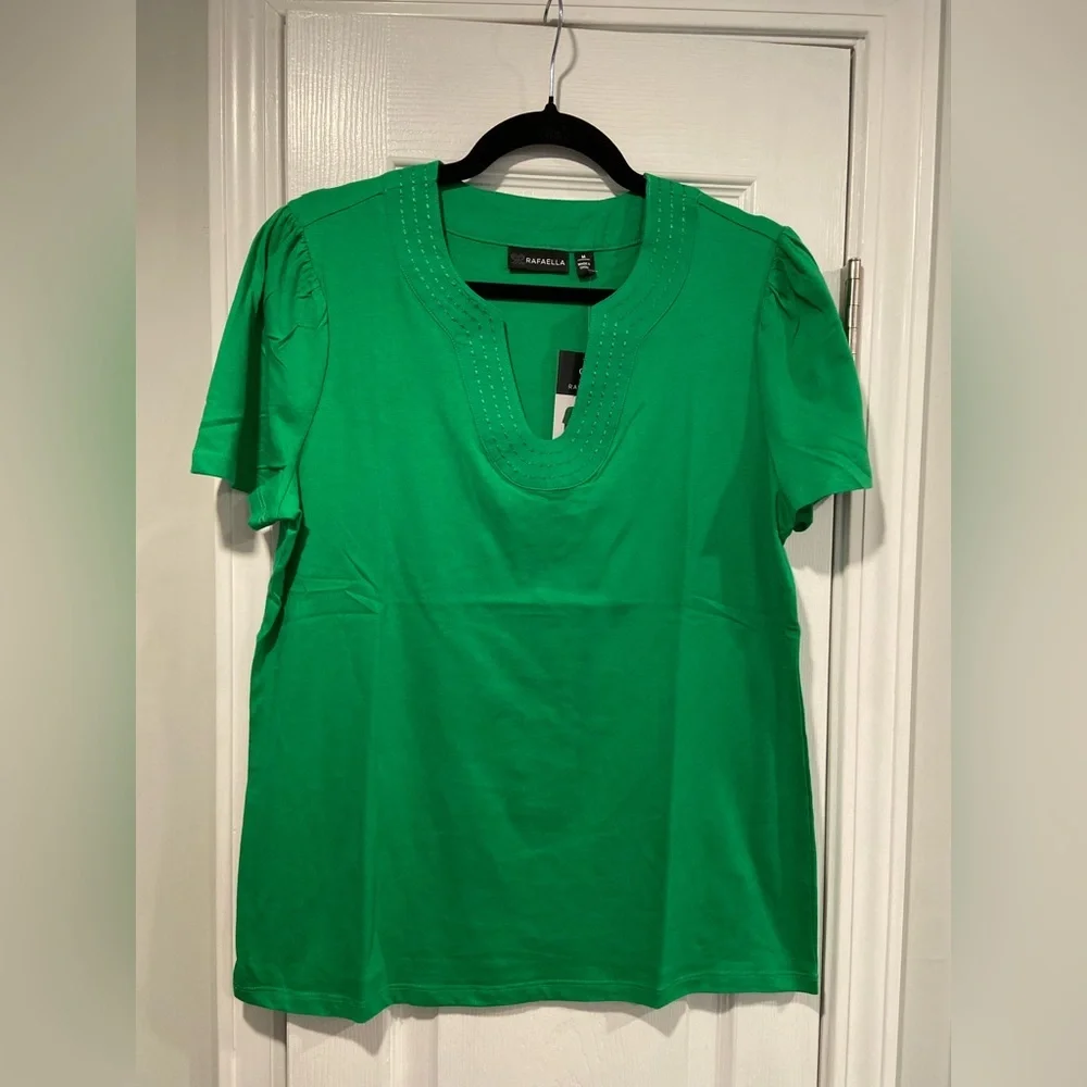 NWT Rafaella Size M Kelly Green V Neck Short Sleeve Tee Shirt Embroidered Trim - Picture 1 of 11